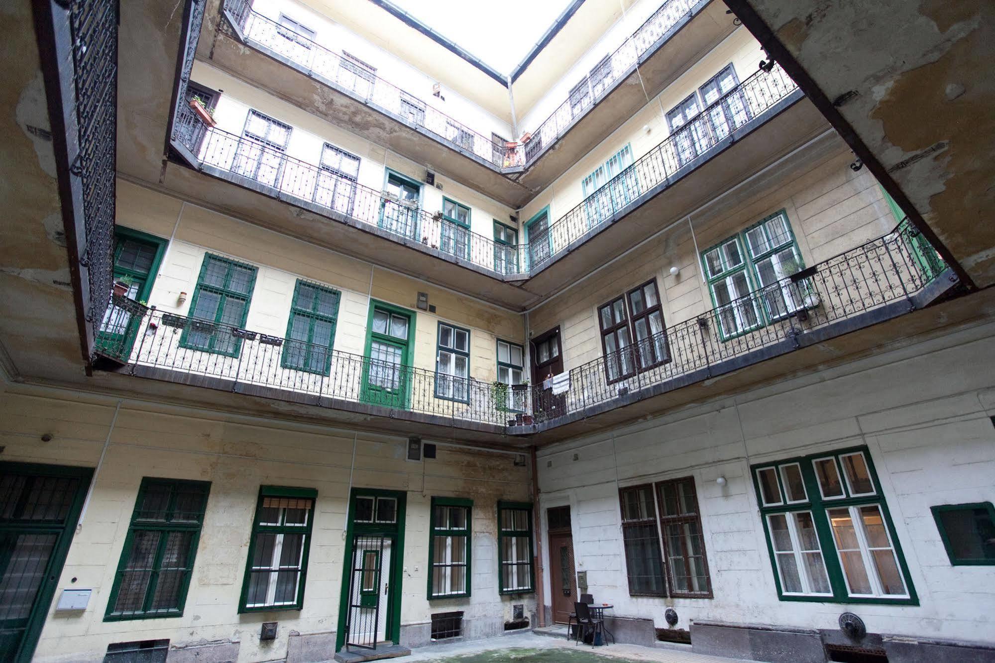 Budapest Easy Flat Opera Exterior photo